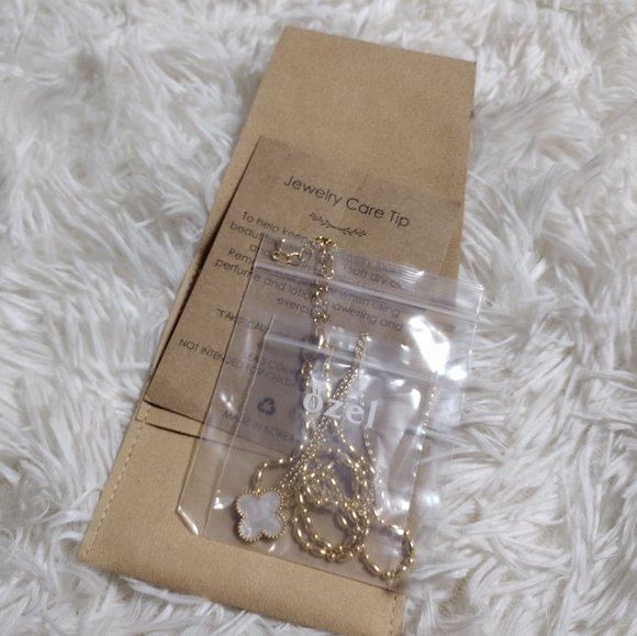 Beautiful plated clover WHITE necklace - Picture 2 of 10